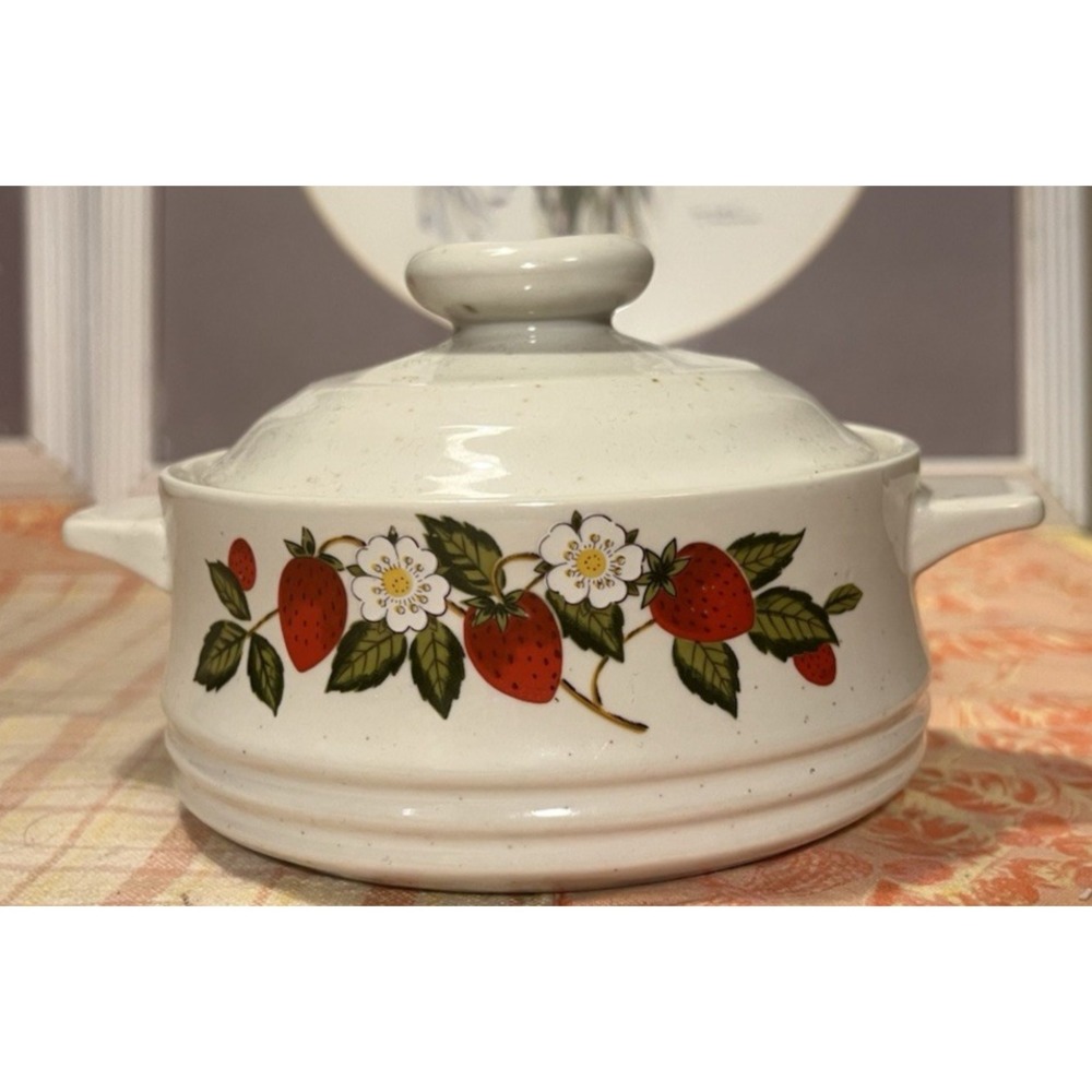 Sheffield Strawberries n Cream Stoneware Lidded Casserole Soup Bowl‎ Individual